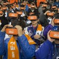 Aasta spordifoto? Jalgpallifännid VR-peakomplektide abil mängu jälgimas