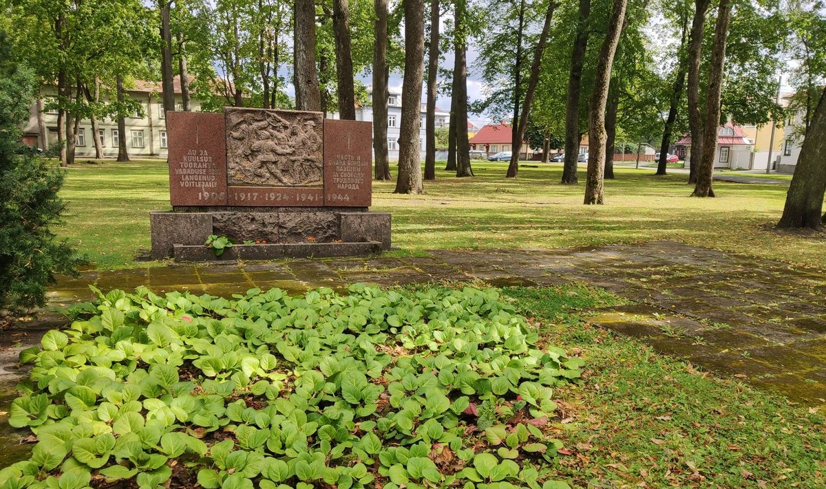 Terroriohvrite ühishauana kirjas olev monument Pärnu Vanapargis