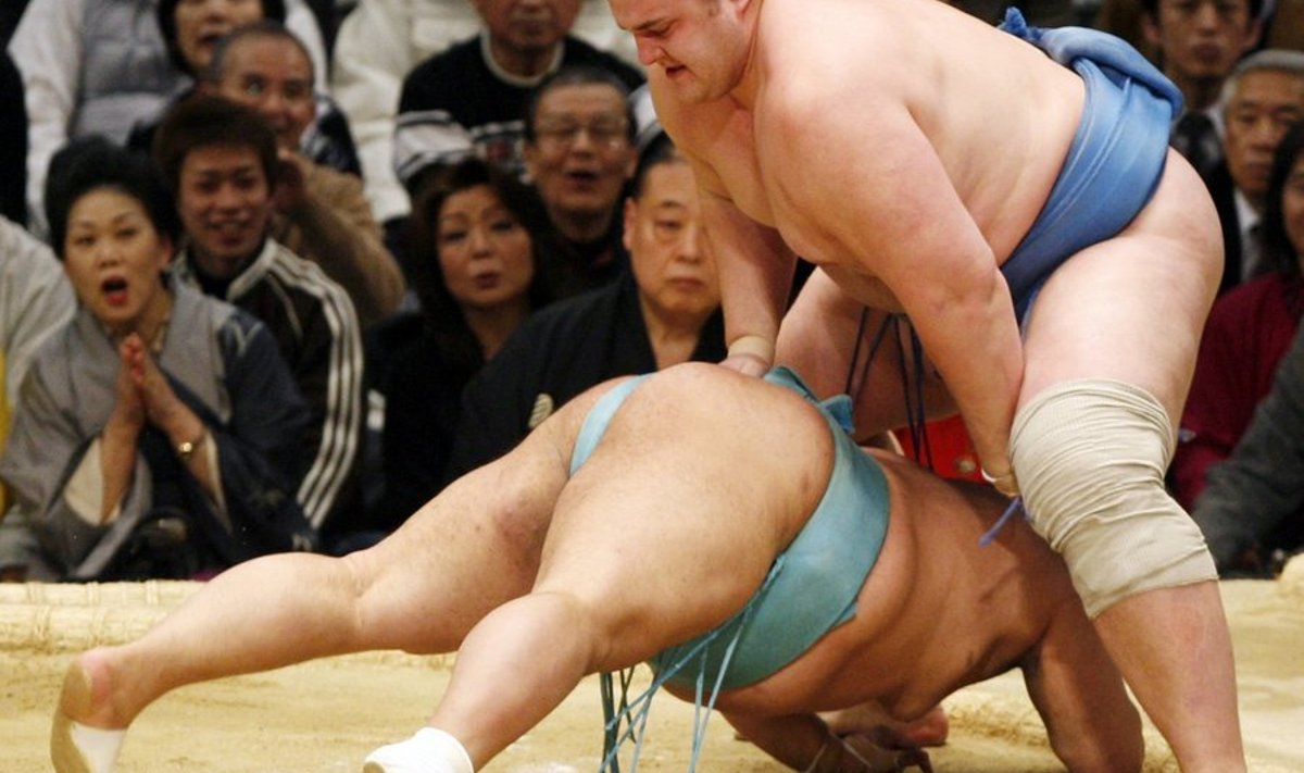 Junior champion Baruto slams down his opponent Toyonoshima to the dirt during their bout in the spring sumo tournament at Osaka, western Japan, on Friday March 19, 2010. Winning his sixth victory, Baruto, from Estonia, kept his record unblemished on the sixth day of the 15-day meet. (AP Photo/Kyodo News) ** JAPAN OUT, MANDATORY CREDIT, FOR COMMERCIAL USE ONLY IN NORTH AMERICA **  / SCANPIX Code: 436
