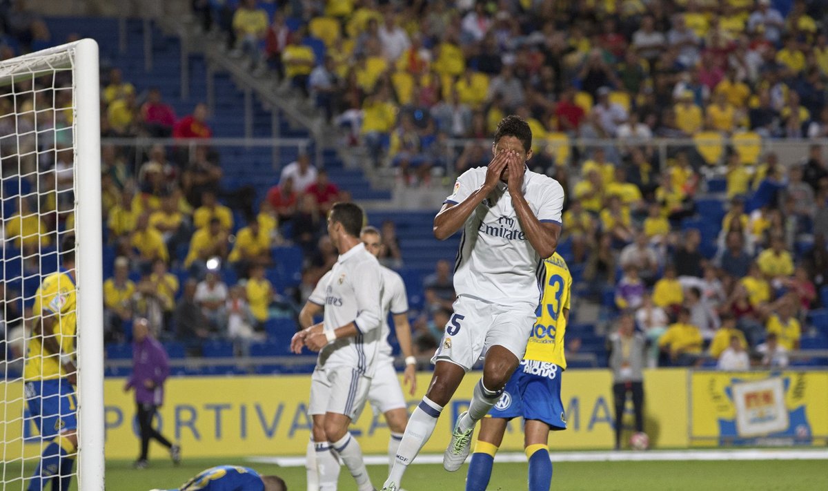 Real ei suutnud Las Palmase vastu enamat viigist. Raphael Varane näitab vastaste viigivärava järel oma pettumust välja