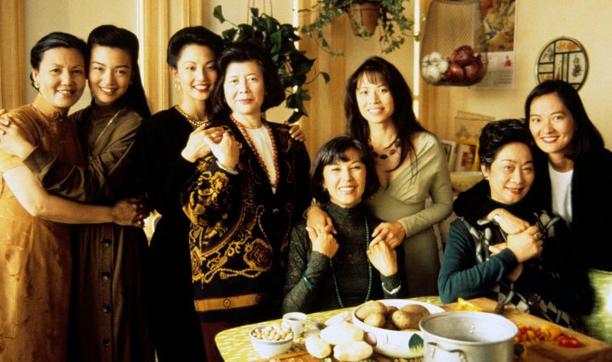 Oliver Stone’i ekraniseering „Õnnerõõmu klubist” (1993) heidab pilgu San Francisco hiina kogukonna naiste suhetele.