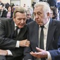 Venemaa Berliini saatkonnas nautisid 9. mail kaaviari Gerhard Schröder, DDR-i viimane juht ning parem- ja vasakäärmuslased