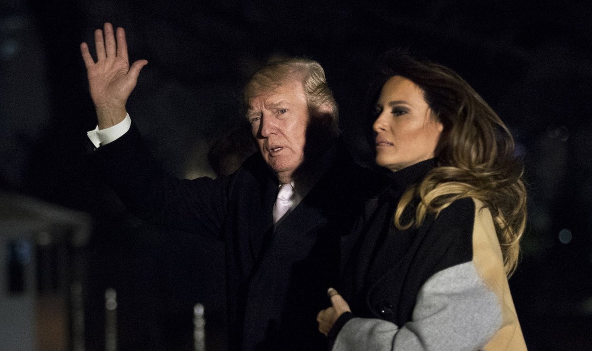 Donald ja Melania Trump naasid Valgesse Majja kolm päeva pärast seda, kui pornostaariafäär oli täie hooga taas meediasse murdnud. Kuigi Melania oli väidetavalt raevus, näitas ta end abikaasaga koos.