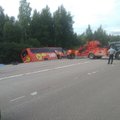 LUGEJA FOTOD | Jõgevamaal raskes liiklusõnnetuses kraavi paiskunud bussi võib teepervel ikka veel näha