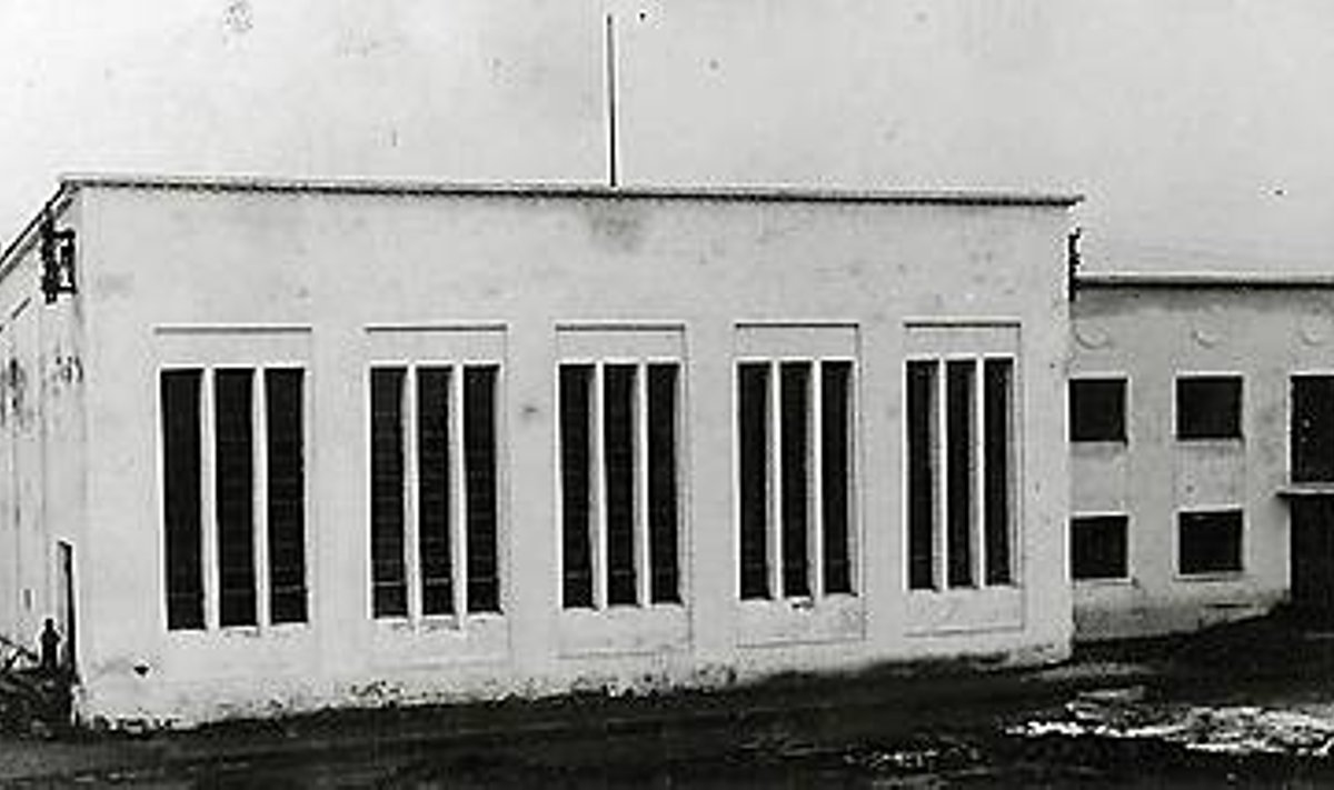 KAS PROPORTSIOONID REEDAVAD KAHNI VÕI LE CORBUSIER’D: Kuressaare elektrijaam (1945–46) algsel kujul. Vasakul masinasaal, paremal kontoritiib kolme ümmarguse dekoratiivaknaga. REPRO
