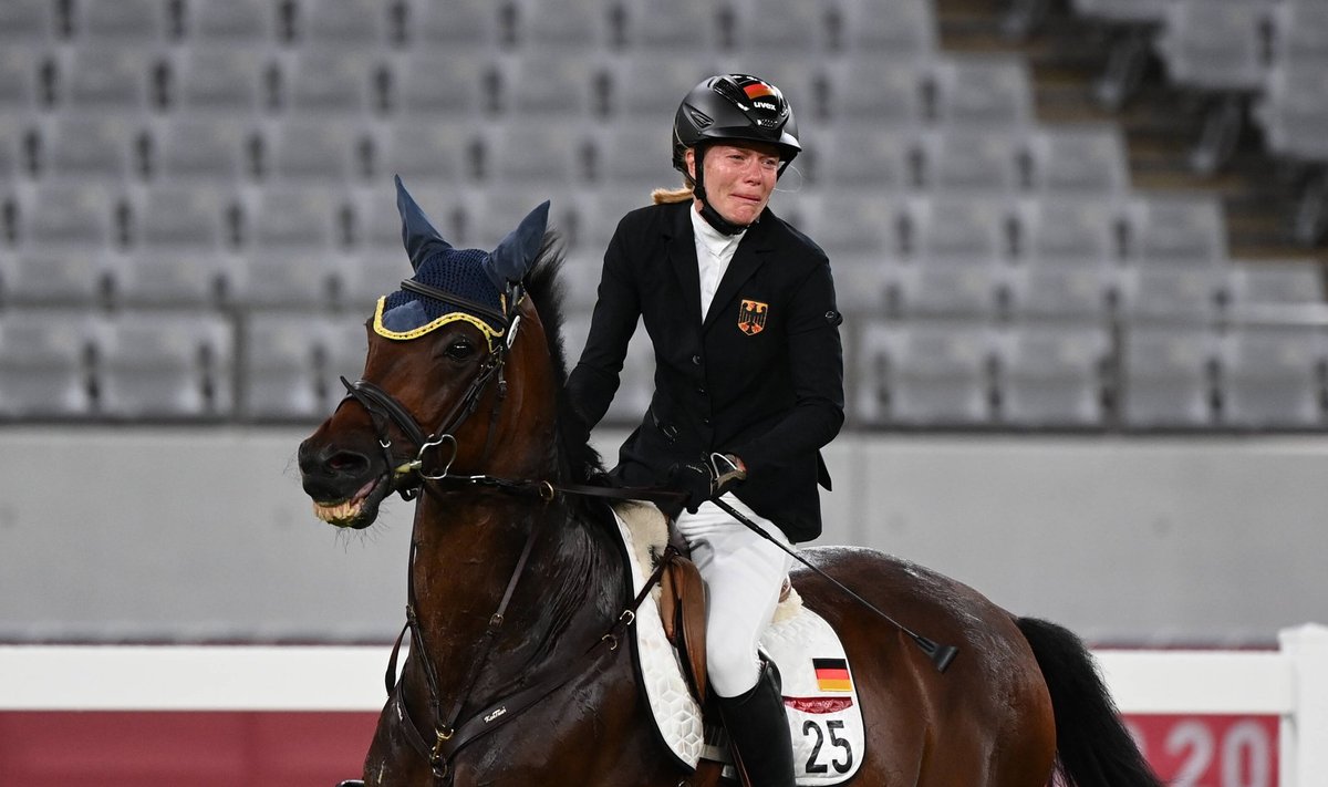 Annika Schleu Tokyo olümpial. Temast sai alguse skandaal, mille tagajärjel lõi Kim Raisner hobust.