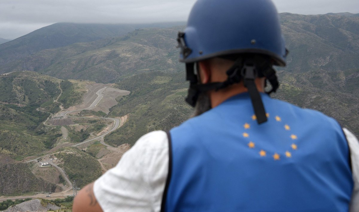 Euroopa Liidu esindaja Laçıni koridori juures, kus saab praegu vaadelda vaid liikluse puudumist.