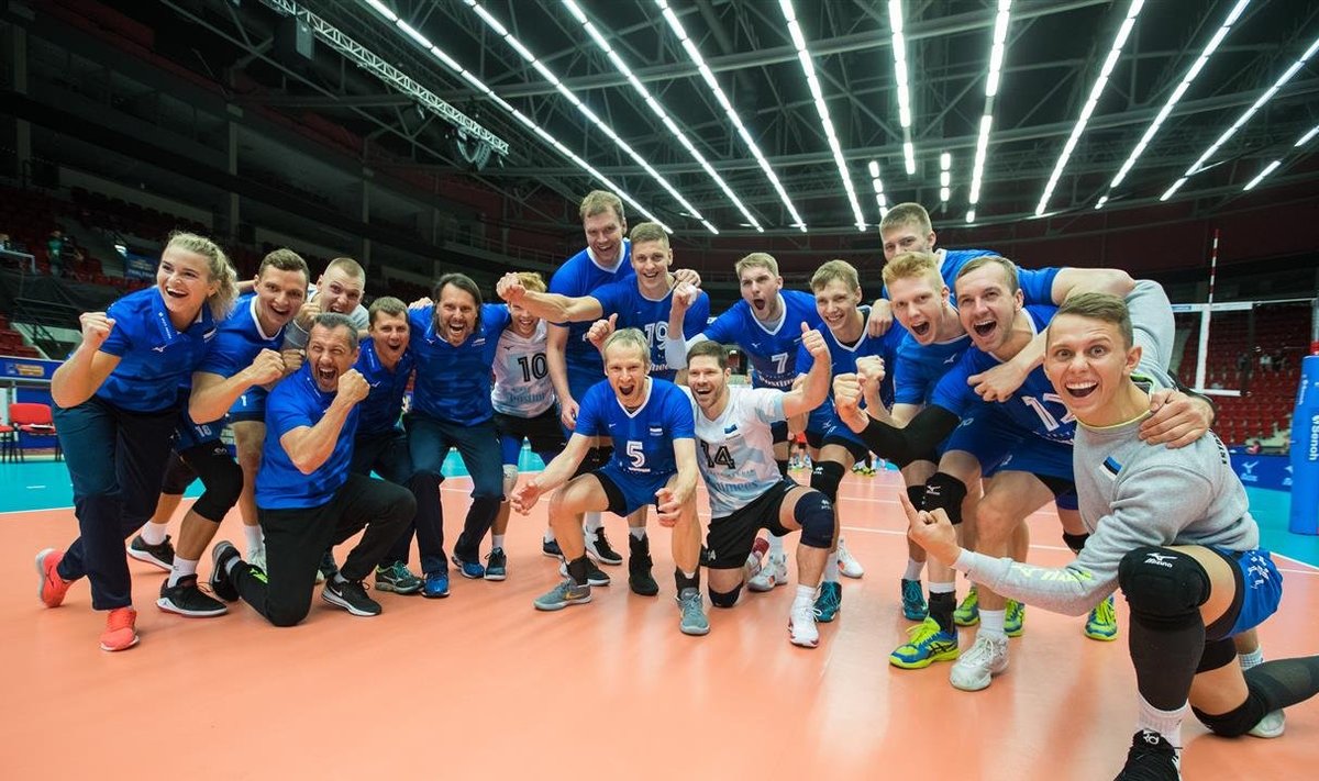 Eesti võrkpallimeeskond kordamineku üle rõõmustamas.