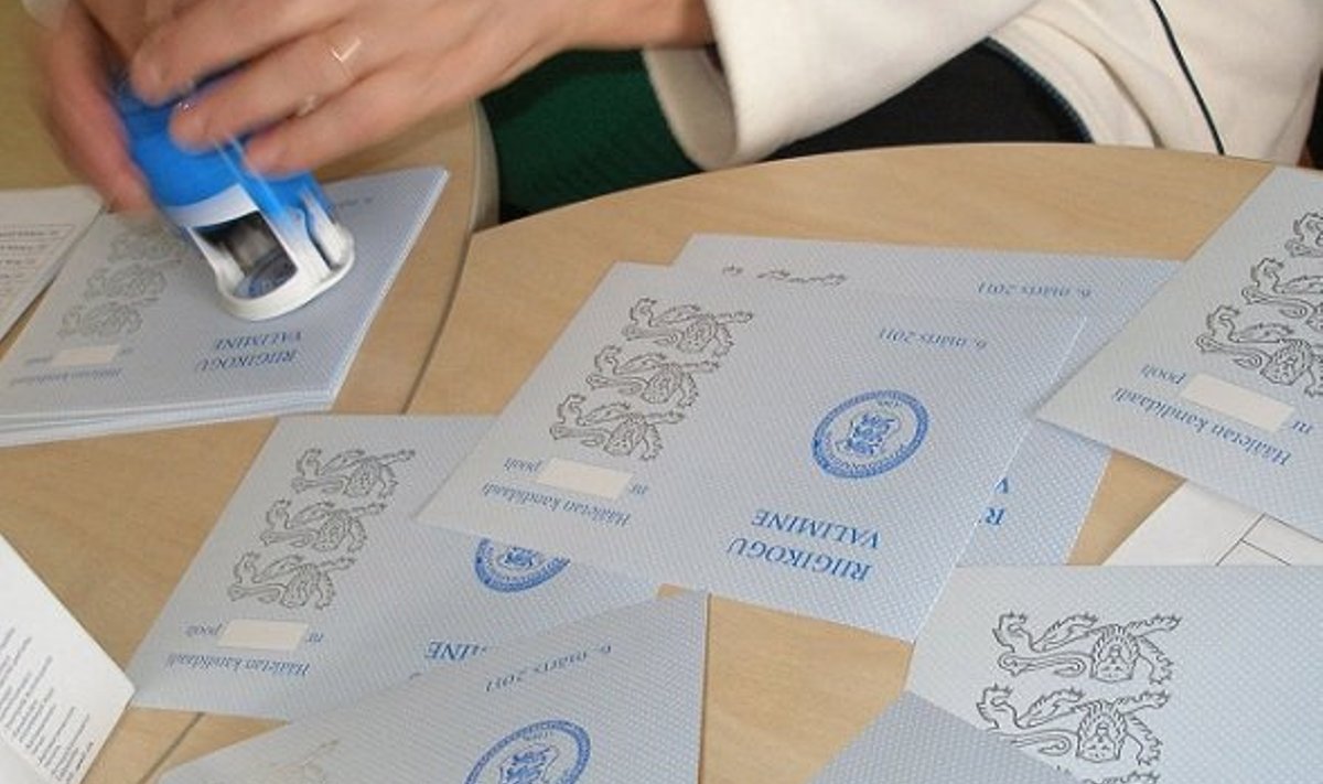Käru jaoskonnas jagati valijaile välja 269 hääletussedelit. Pildil toimub sedelite tembeldamine jaoskonna pitsatiga (Foto: Ilme Säde)