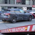 DELFI FOTOD: Tallinnas Jõe tänaval põrkasid kokku Mercedese ja Maserati luksusmaasturid