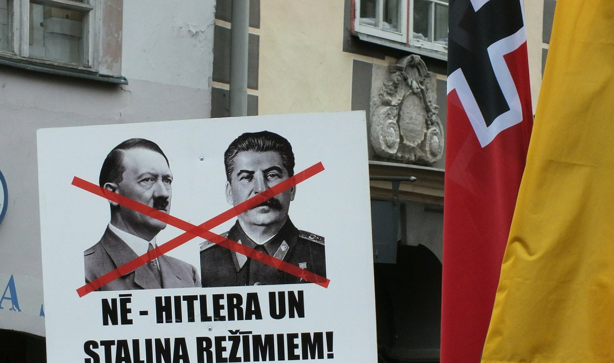 Плакат против режимов Сталина и Гитлера на улицах Риги