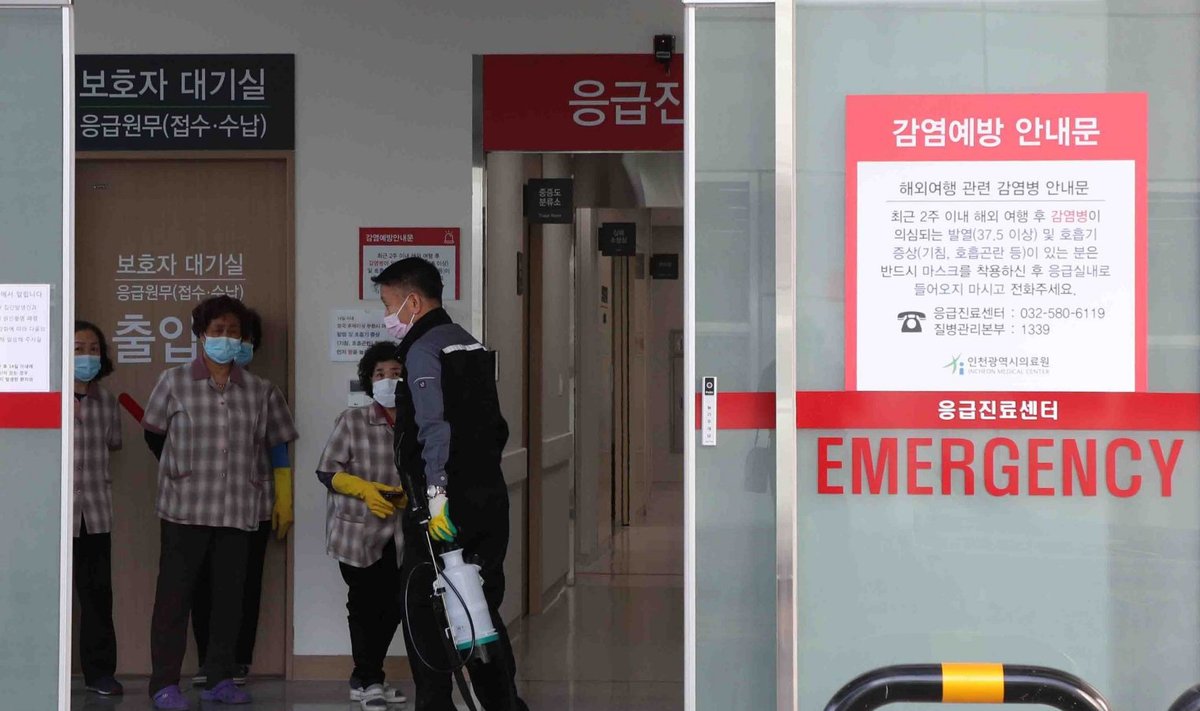 Lõuna-Koreas Incheoni lennujaamas on koristajatele hoiatus, et seoses viirusega tuleb kanda maske