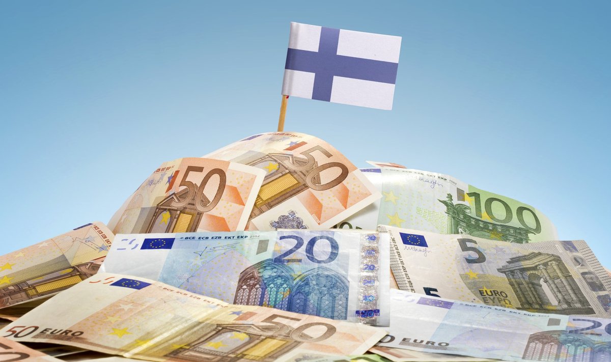 Soome lipp lehvib rahamäe otsas.