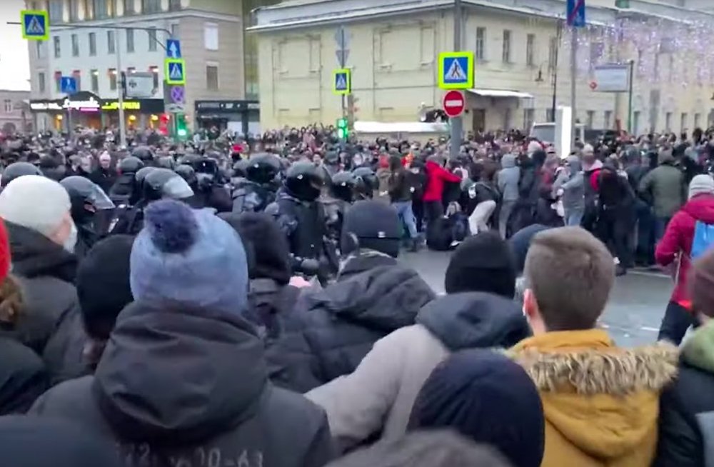 В москве ударили девушку. ОМОНОВЕЦ ударил женщину в живот. Полицейский ударил ногой в живот. ОМОНОВЕЦ извинился перед женщиной. ОМОНОВЕЦ толкнул женщину.