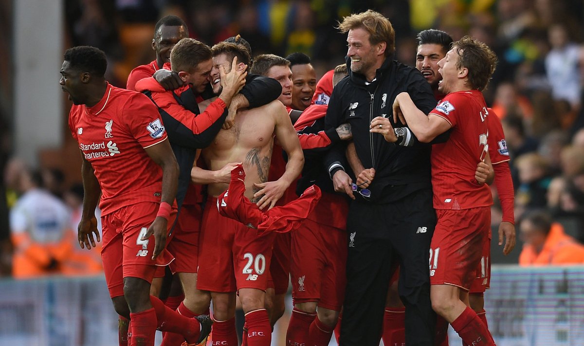 Liverpooli mängijad ja peatreener Jürgen Klopp 5:4 väravat tähistamas