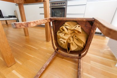 Lihtne viis toolile uus kate panna - kasuta selleks näiteks ära vana kampsun.