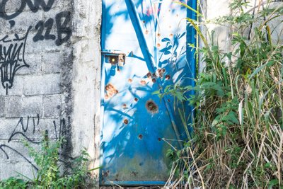 Kuuliaukudega uks Santa Marta tipus tähistab ilmekalt favela verisemat ajajärku.