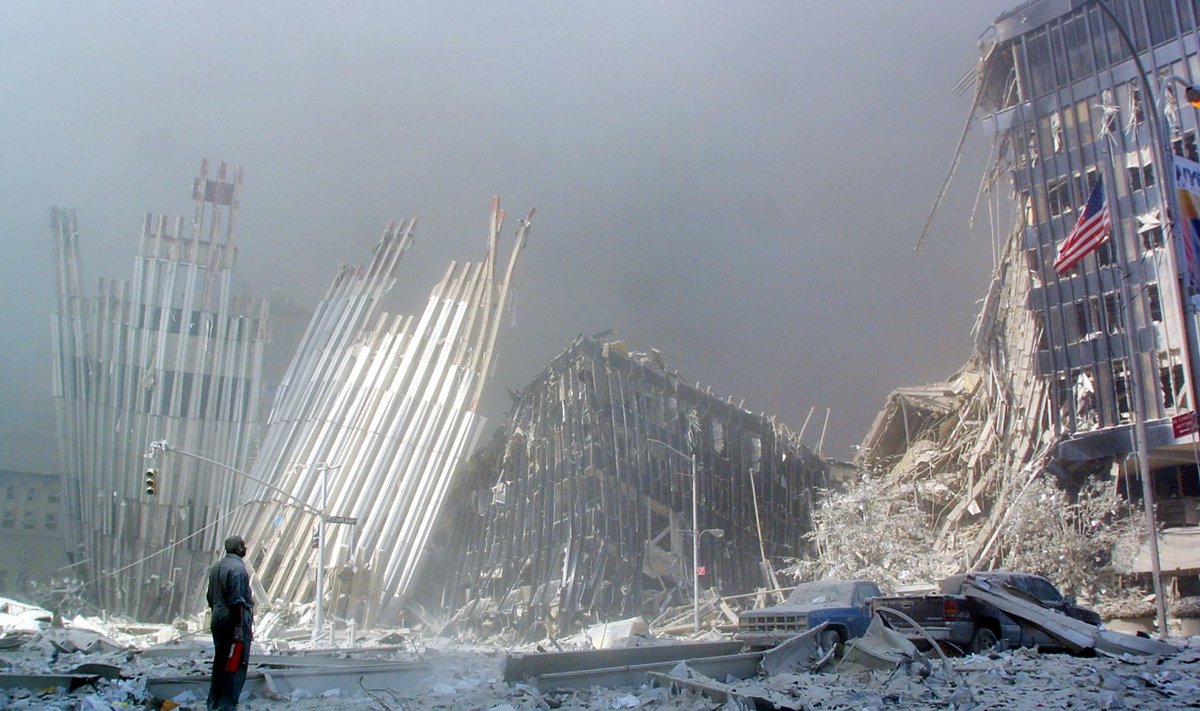 INIMESED VAREMETE ALL: Maailma Kaubanduskeskuse kokkuvarisenud kaksiktornide kõrval seisev mees hüüab, kas kas keegi vajab abi. Sajad 9/11 rünnakus hukkunud inimesed on kuni tänase päevani tuvastamata.
