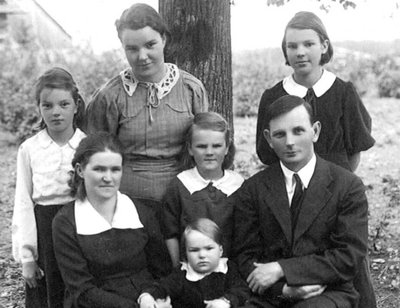 August Martin abikaasa ja lastega 1937. aastal Vaivaras