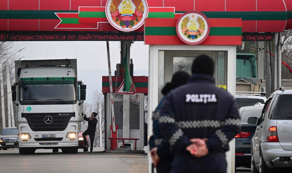 Suurematel teedel seisavad Transnistria sirbi ja vasaraga kontrollpunktid. Kaugemal saab vabalt üle „piiri“ käia.