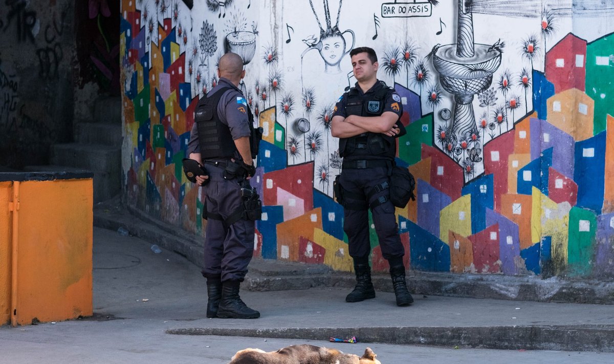 Santa Marta favela’s näeb politseid pea iga nurga peal. Tihti lihtsalt seismas.