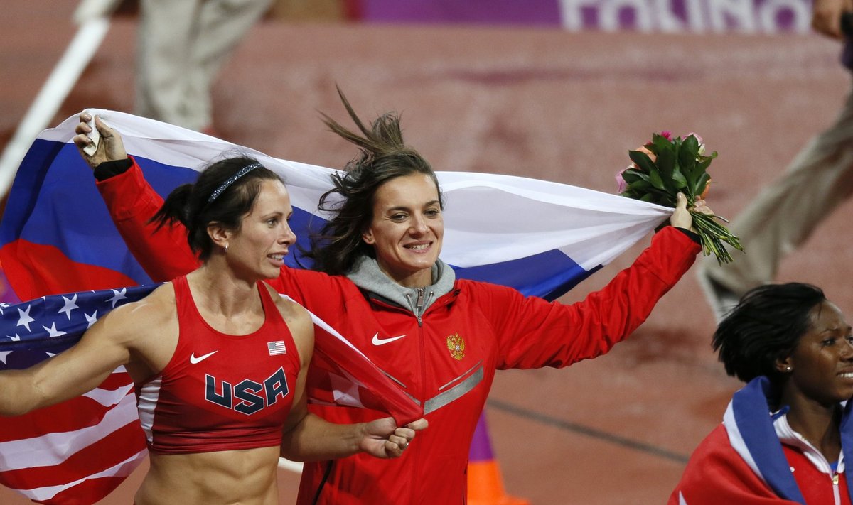 Jennifer Suhr ja Jelena Isinbajeva Londoni olümpial auringi tegemas.