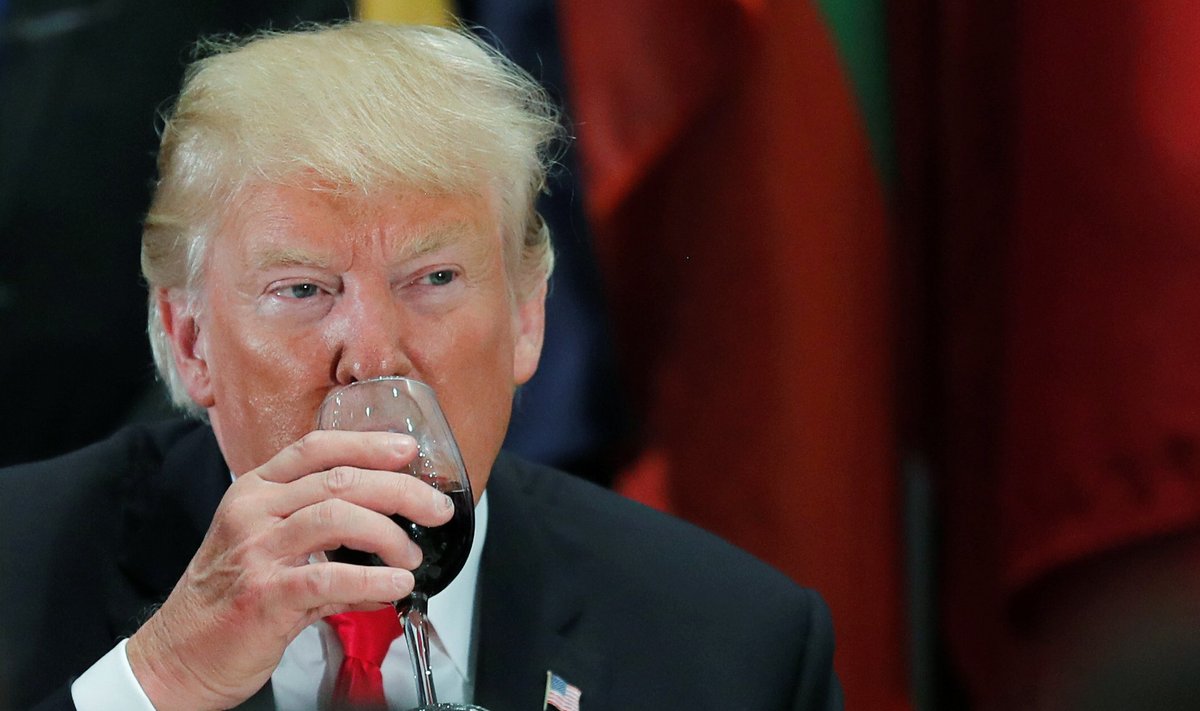 Kuna Trump alkoholi ei tarbi, täidetakse tema veiniklaas tavaliselt dieetkoolaga.