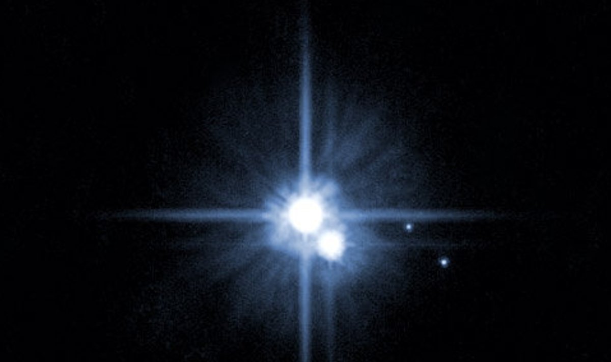 Hubble'i 2005. a jäädvustus Pluutost ja selle kaaslastest. (Foto: Wikimedia Commons / H. Weaver (JHU/APL), A. Stern (SwRI) ja HST Pluuto kaaslase otsimise tiim)