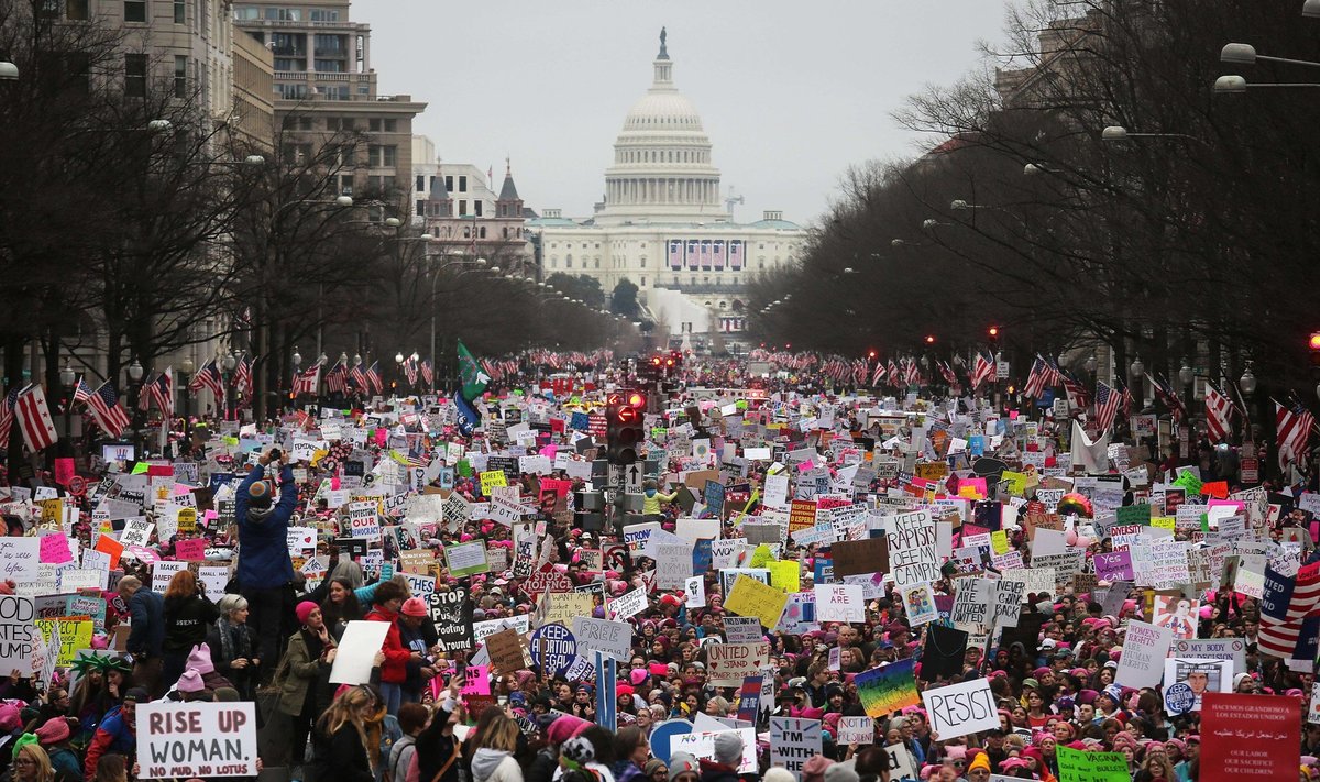 Kuna Washingtoni naiste protestimarsile tuli oodatud 200 000 inimese asemel palju suurem rahvahulk, asendati marss seisva miitinguga.