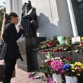 ФОТО: Киевляне несут цветы к зданию Верховной Рады, где погибли военнослужащие Нацгвардии