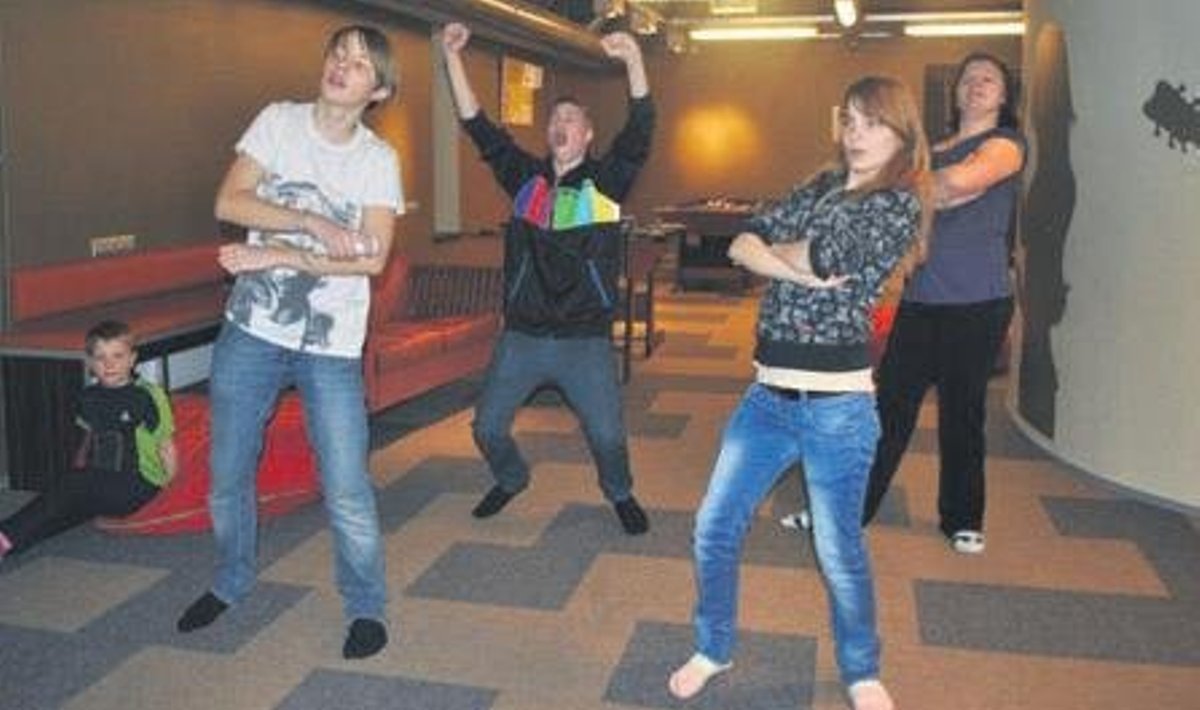 Noortekeskus soetas juurde paar Wii mängu. Pildil mängitakse kõige populaarsemat mängu Just Dance, mille mängimise peale peetakse lausa lahinguid. Foto: Põlva ANK