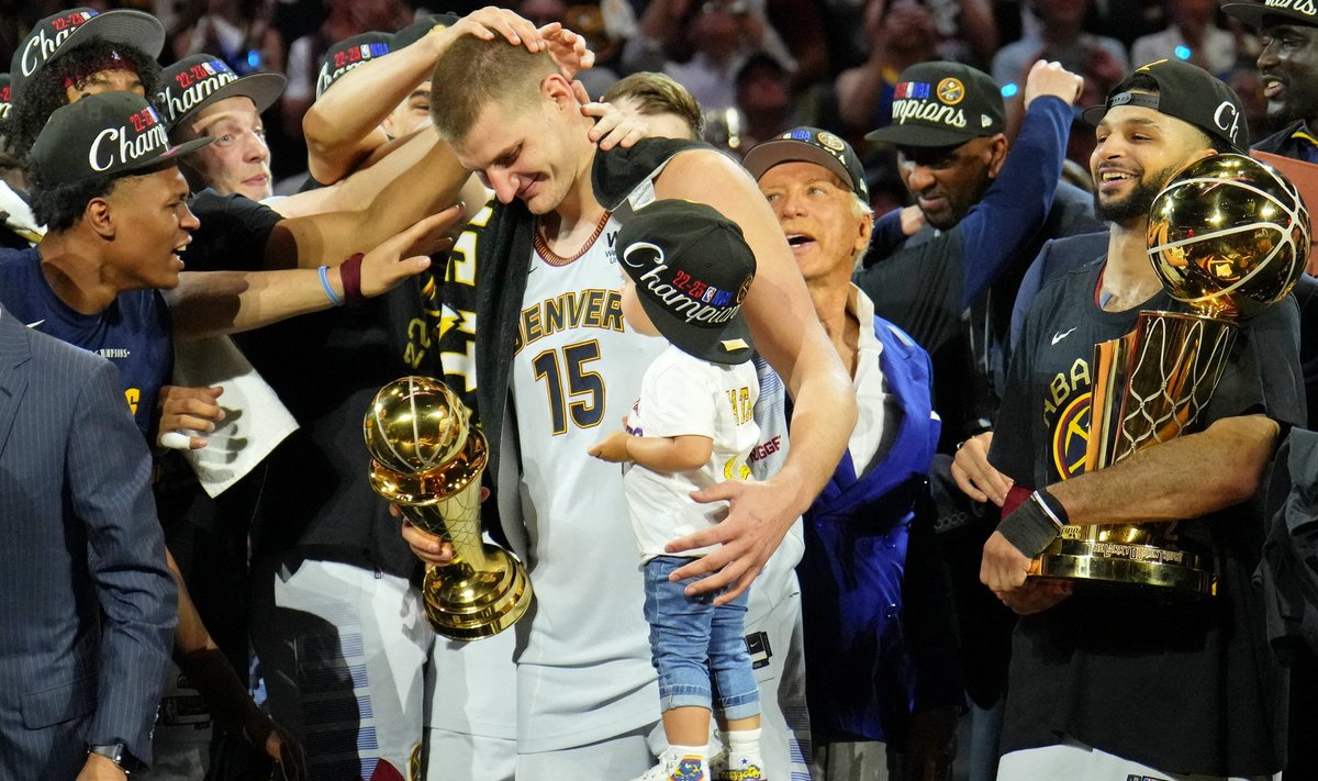 Finaalseeria MVP-ks valitud Nikola Jokic tähistab karjääri esimest NBA tiitlit.