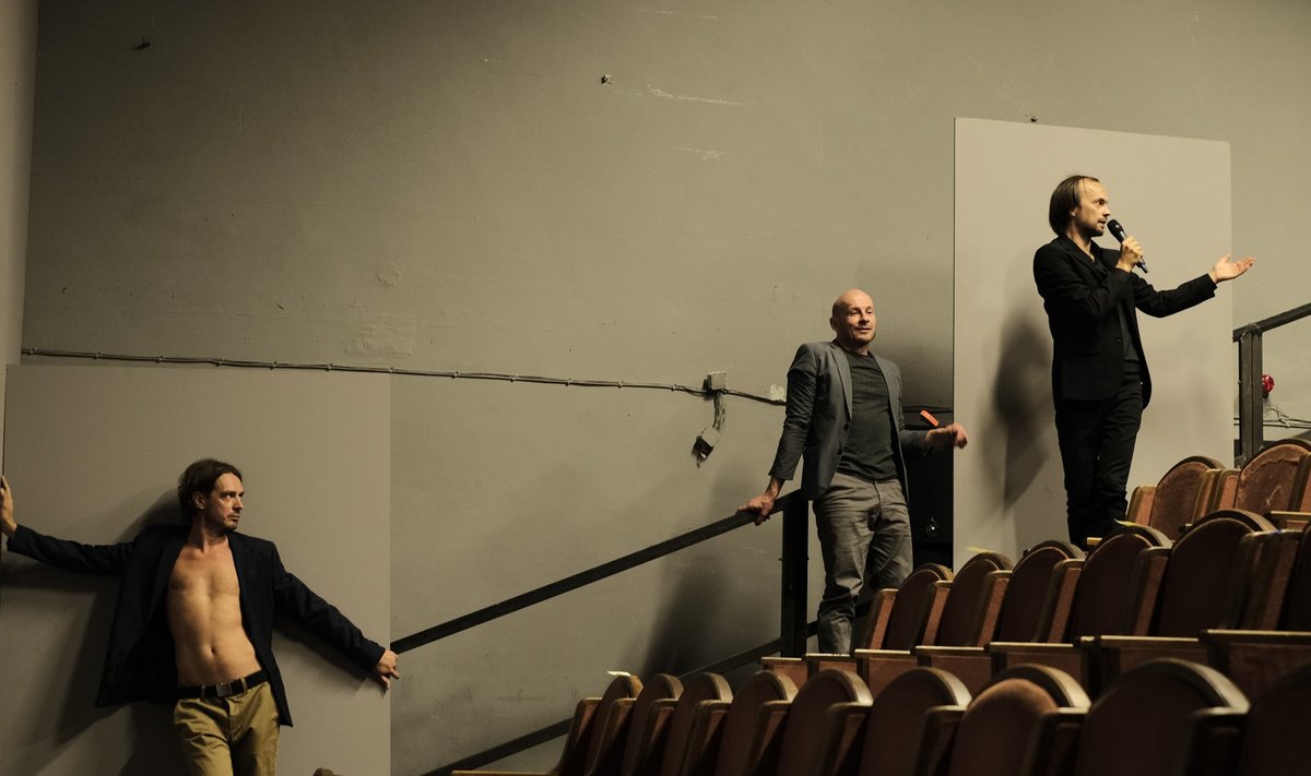 Juhan Ulfsaki, Mart Kangro ja Eero Epneri teine lavastus lammutab ruumi, kus nad seisavad, mõttelisteks tükikesteks.