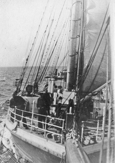 Mootorpurjekas "Raketa" reisil Tallinn-Kaliningrad. Vasakult esimene kapten Ago Murdvee foto 1950. EFA