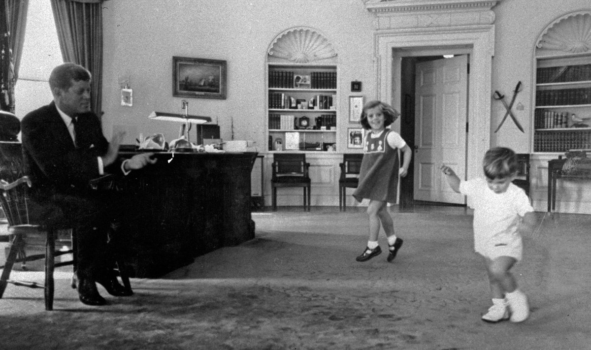 Pildil näeme USA presidenti John F. Kennedyt ning tema lapsi Caroline’i ja John juuniorit Ovaalkabinetis aega veetmas. John jr sündis vahetult pärast isa võimule saamist.