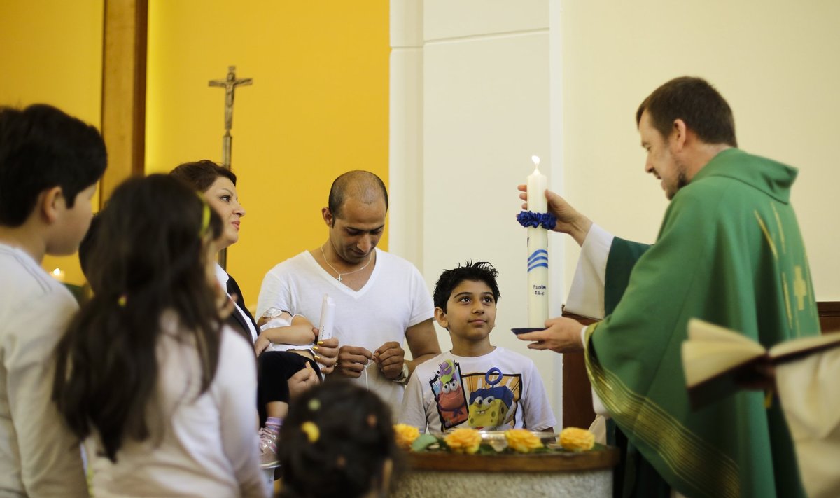 Pastor Gottfried Martens ristib Berliinis Iraanist pärit usuvahetajaid.