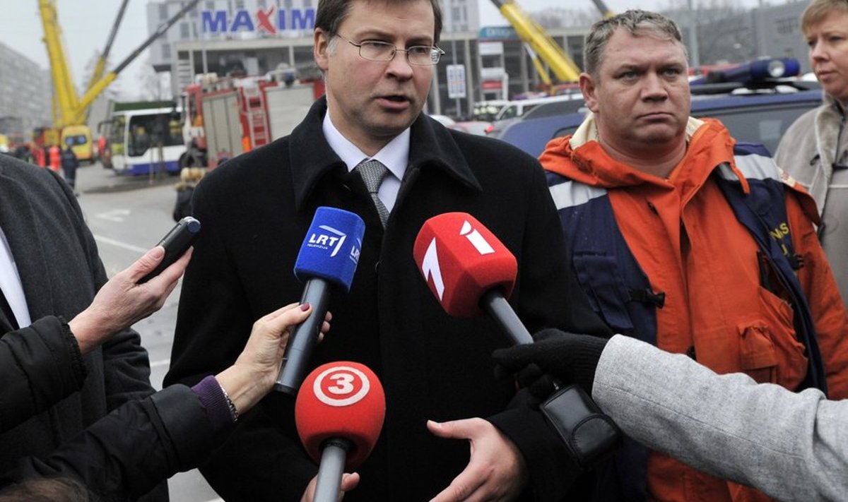 Reedel ka ise sündmuskohal käinud Läti peaminister Valdis Dombrovskis tõi tagasiastumise põhjuseks Maxima kauplusevaringu, ent tegelikult oli tema jalgealune juba mõnda aega ebakindel.