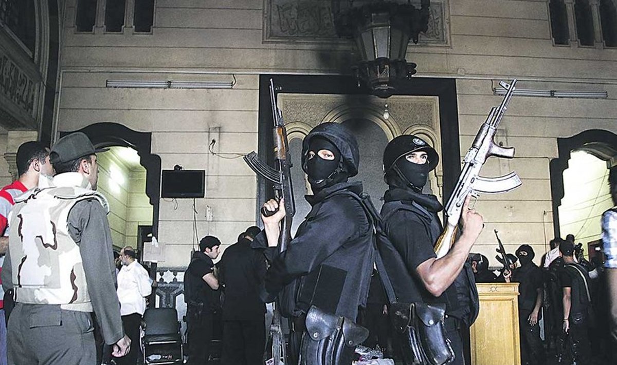 Hetk pärast al-Fathi mošee vallutamist: hambuni relvastatud Egiptuse politsei eriüksuse liikmed valvavad protestijate lahkumist.