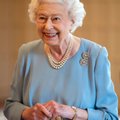 Lahendus kuninganna Elizabethi liikumisraskustele? Proua kihutab Windsori lossi territooriumil ringi uue luksusliku sõiduvahendiga