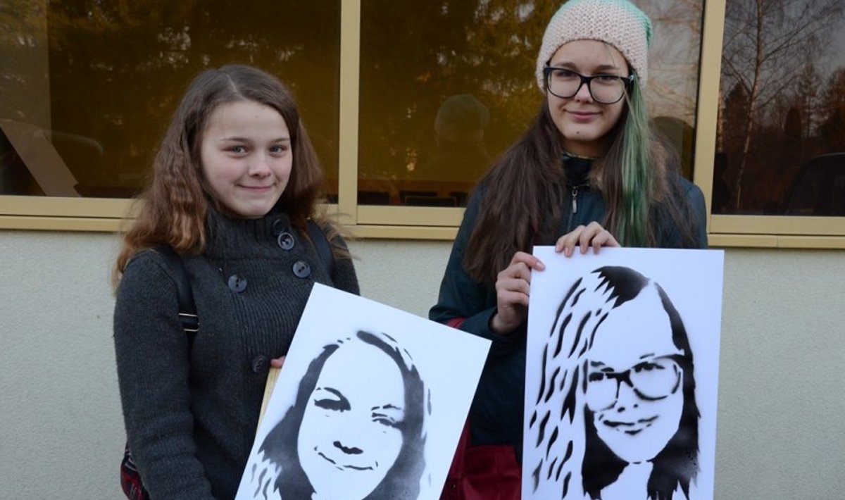Kiili Kunstide Kooli õpilased Anni ja Nele oma stencil art stiilis töödega. Foto: Anne Aaspõllu