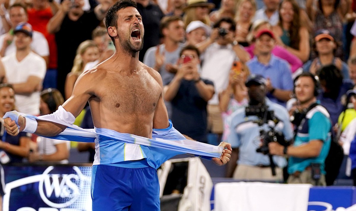 Võidujoovastuses Novak Djokovic näitas paljast ihu.