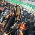 Rahvas pandi rongi kallutama, et perrooni vahele kukkunud reisija vabaks aidata