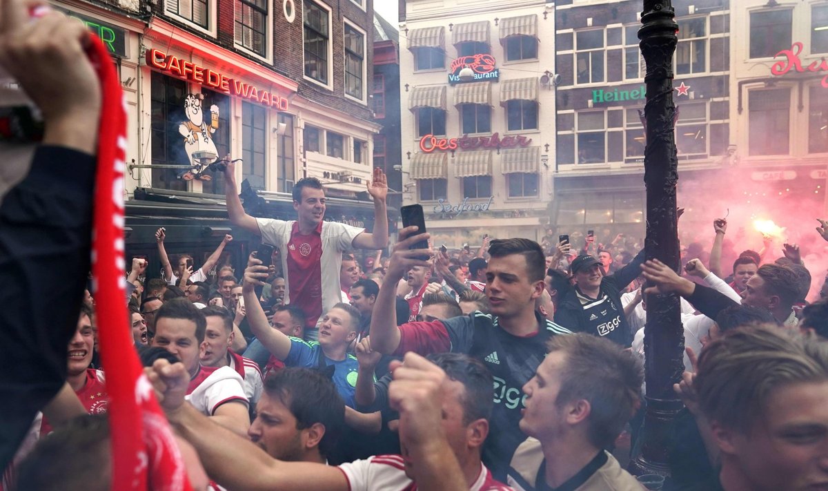 Amsterdami Ajaxi fännid tähistavad Hollandi meistritiitli võitmist.
