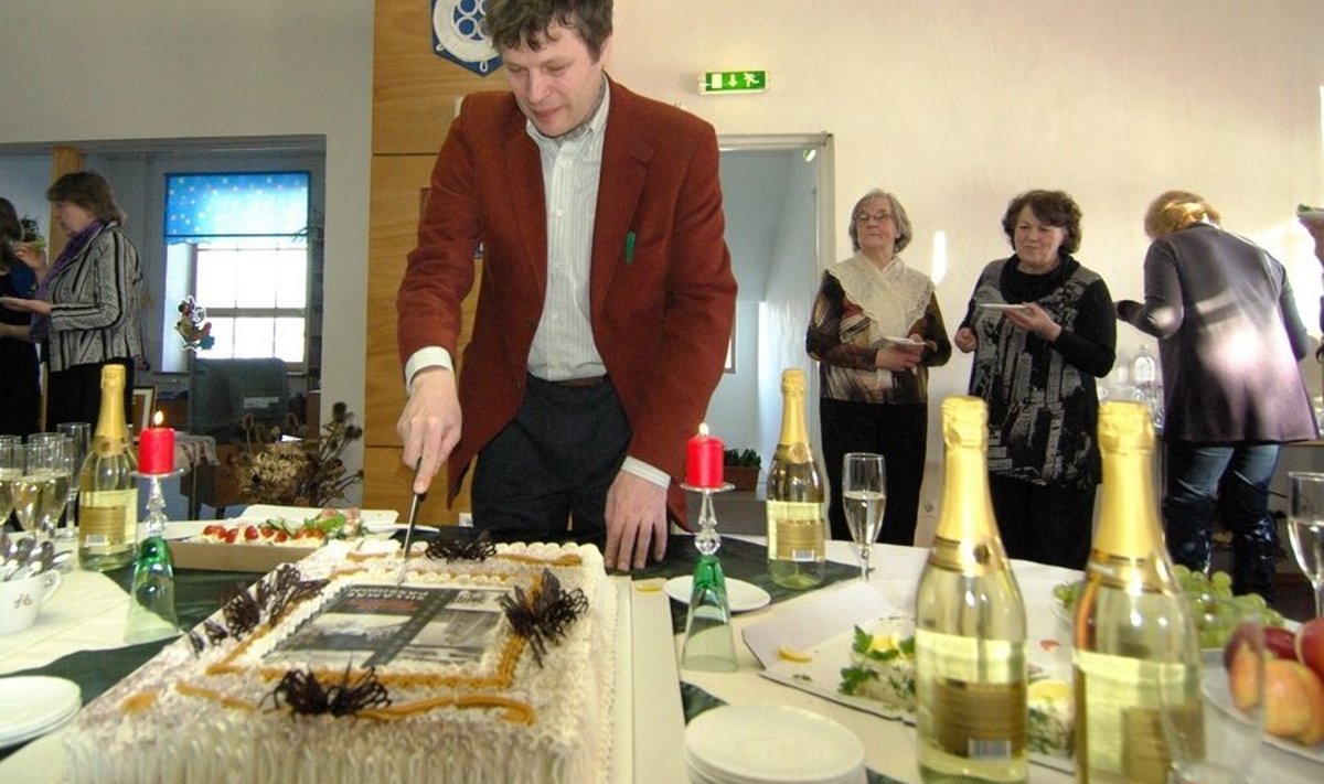 Andrei Hvostov torti lahti lõikamas. Foto: Alar Tasa