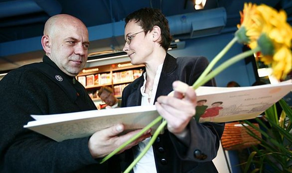 Lilled sulle, raamat mulle :) Fotokunstnik Peeter Laurits ihaldab Kadri Hinrikuse autogrammi veel lisaks.