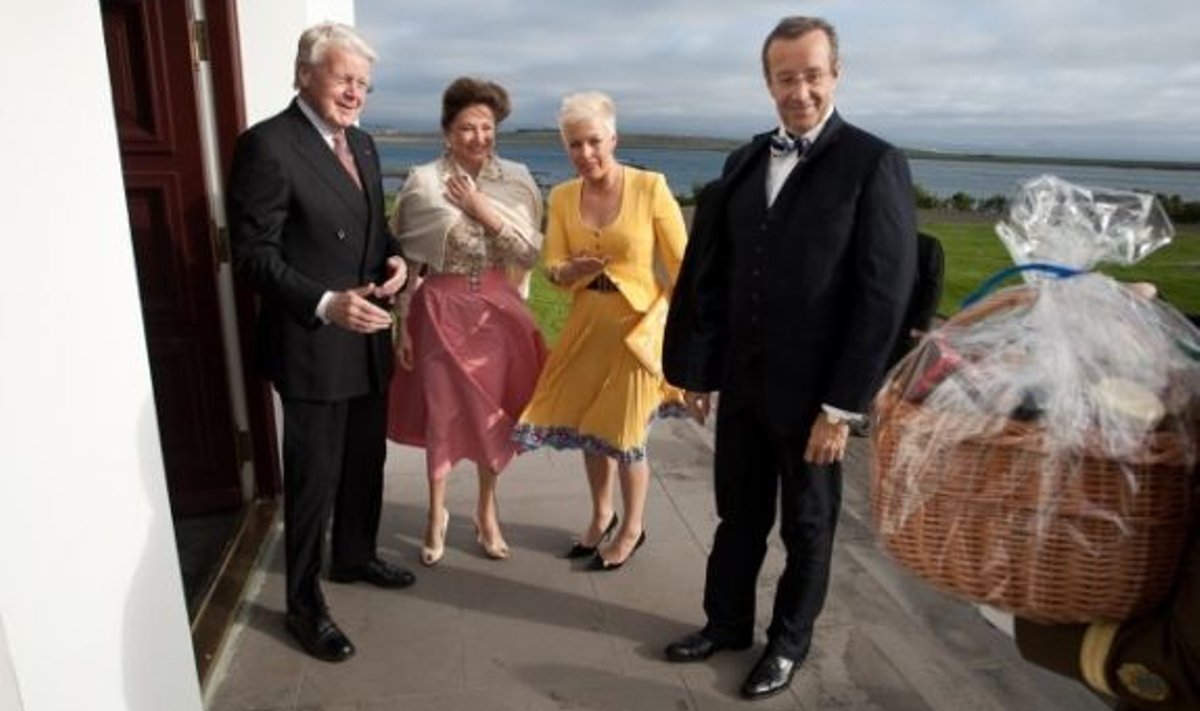 President Toomas Hendrik Ilves ja Evelin Ilves kinkisid eelmisel nädalal Islandi presidendile Ólafur Ragnar Grímssonile ja proua Dorrit Moussaieffile korvi Eesti toiduga.