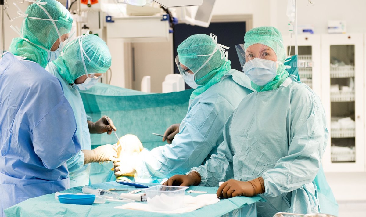 Catline Võrk rõhutab, et operatsiooniõde peab olema momentaanselt valmis kirurgi toetama ja assisteerima.