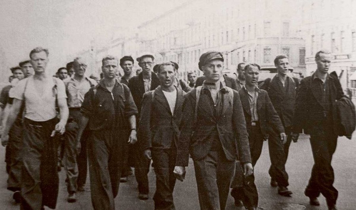 Surmalaagritesse: Sõtta mobiliseeritud eestlased sammumas Leningradi tänavatel. Need suveriietes mehed saadeti rinde asemel kaugele itta metsa langetama. Hukkus iga kolmas.