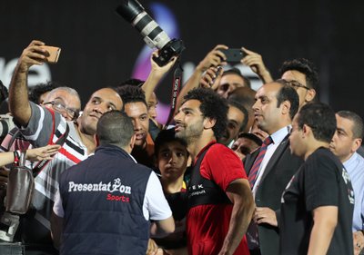KÕIGE POPIM TÜÜP: Mohamed Salah koos austajatega pärast Kairos toimunud Egiptuse koondise treeningut.