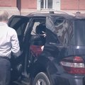 VIDEO | Vladimir Putini auto tagumisel istmel nähti salapärast punase kotiga naist